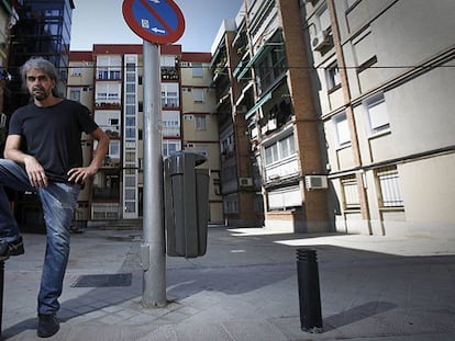 Fernando Leon de Aranoa en La Elipa junto a una farola, la localización que protagonizó el cartel de 'Barrio'. Foto: Álvaro García.