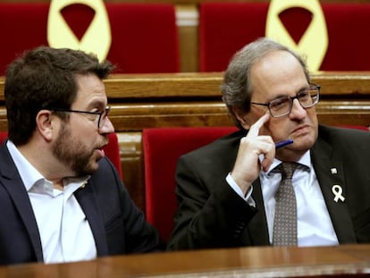 FOTO: El vicepresidente de la Generalitat, Pere Aragonès (izquierda), y el presidente catalán, Quim Torra, este martes en el pleno del Parlament. / VÍDEO: Declaraciones de Elsa Artadi, portavoz del Govern, este martes.