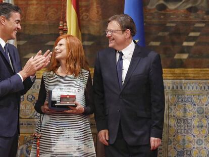 Carmen Alborch, con Pedro Sánchez y Ximo Puig, tras recibir la Alta Distinción de la Generalitat. En el vídeo, protestas en la calle y reacciones políticas al mensaje de Torra.