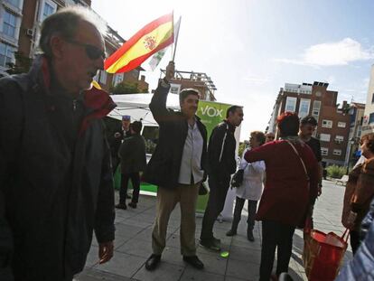 Afiliados y voluntarios de Vox conversan con vecinos del distrito madrileño de Usera, en la plaza de Julián Marías. En vídeo, las claves de Vox.