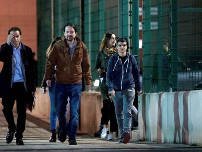 El líder de Podemos, Pablo Iglesias (centro), junto a la diputada Lucía Martín (derecha), y el regidor del Ayuntamiento de Barcelona, Jaume Asens (izquierda), a la salida de la cárcel de Lledoners (Barcelona) el pasado viernes.