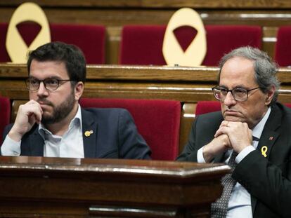 El vicepresidente catalan, Pere Aragones, junto a Quim Torra, durante el pleno.