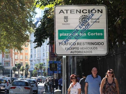 Cartel informativo del próximo cierre al tráfico de Madrid Central. En vídeo, las declaraciones de José Luis Martínez-Almeida, portavoz del grupo parlamentario del PP en el Ayuntamiento de Madrid.