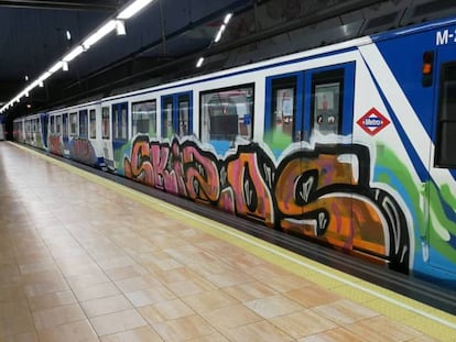 Pintadas en un tren de Metro de Madrid, este jueves. En vídeo, declaraciones de Ángel Garrido,presidente de la Comunidad de Madrid.
