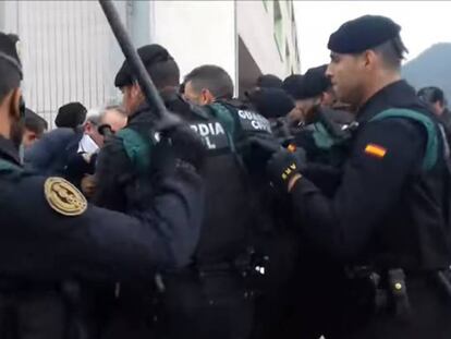 Cargas policiales en Sant Joan de Vilatorrada el 1-O. En vídeo, el referéndum del 1-O, resumido en cuatro minutos.