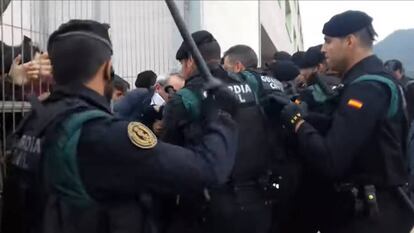 Cargas policiales en Sant Joan de Vilatorrada el 1-O. En vídeo, el referéndum del 1-O, resumido en cuatro minutos.