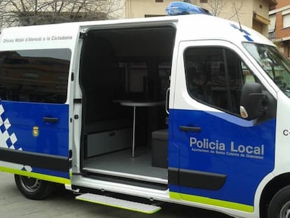 Una furgoneta de la policía local de Santa Coloma de Gramenet.