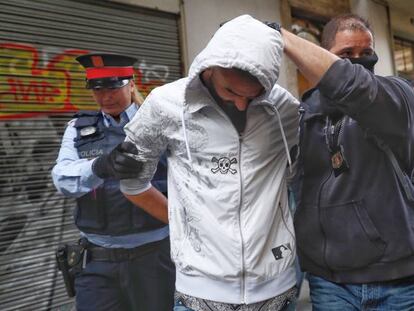Uno de los detenidos en uno de los narcopisos registrados esta mañana por los Mossos en el distrito del Eixample de Barcelona. En vídeo, los narcopisos en Barcelona se mudan de barrio.