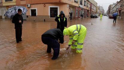 En la imagen, las calles del barrio de les Basses de Alzira donde se han acumulado más de 190 litros por metro cuadrado. En vídeo, calles inundadas en Alzira (Valencia), la noche de este jueves.