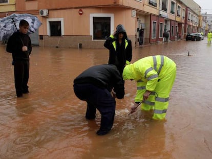 En la imagen, las calles del barrio de les Basses de Alzira donde se han acumulado más de 190 litros por metro cuadrado. En vídeo, calles inundadas en Alzira (Valencia), la noche de este jueves.