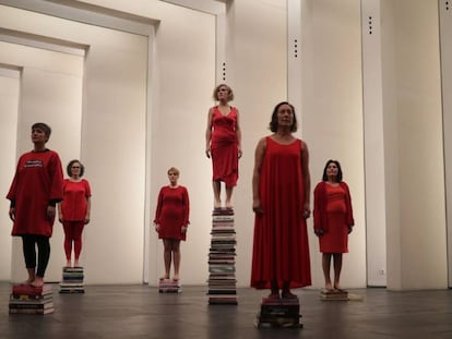 La artista Verónica Ruth Frías durante su espectáculo Art Now junto a ocho mujeres de la cultura de Castellón.