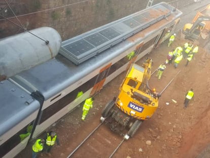 Operarios limpiando las vías de Vacarisses, este miércoles