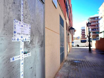 Puerta del local ante el que se halló el cadáver de la joven asesinada en Alcorcón.