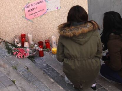 Flores en recuerdo de la menor Denisa asesinada. En vídeo, detenida una joven por la muerte de la menor apuñalada en Alcorcón.