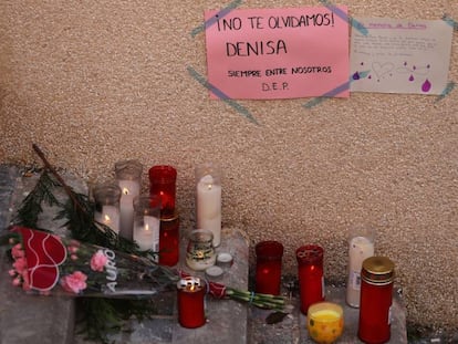 Flores en recuerdo de la menor asesinada en la confluencia de las calles Cuenca y la calle Desmonte en Alcorcón.