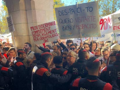 Los Mossos protegen la entrada al Parlament.