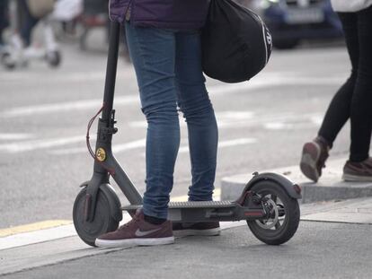 Un patinete eléctrico, en Barcelona. En vídeo, declaraciones de un testigo del accidente. A. GARCÍA / G. BATTISTA