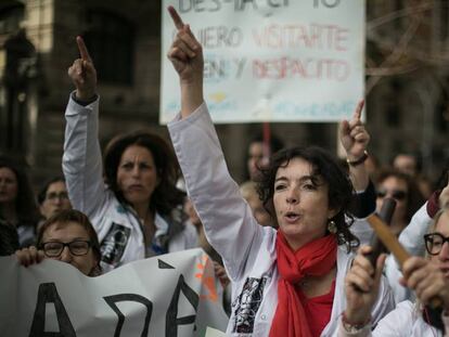 Medicos de familia protestan en las puertas del Institut Catala de la Salut. En vídeo, los médicos de familia desconvocan la huelga.