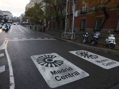 Señales de Madrid Central en uno de los accesos al área. En vídeo, todo lo que hay que saber sobre el tráfico si se va de visita a Madrid.