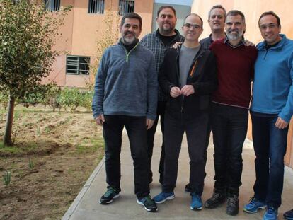 De izquierda a derecha: Jordi Sànchez, Oriol Junqueras, Jordi Turull, Joaquim Forn, Jordi Cuixart, Josep Rull y Raül Romeva. En video, Sánchez y Turull denuncian con una huelga de hambre la situación de los presos del procés.