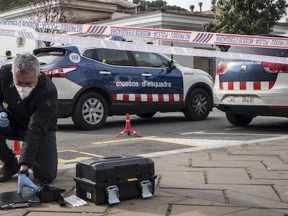 Un miembro de la policía científica de los Mossos d'Esquadra, en el escenario de los hechos.