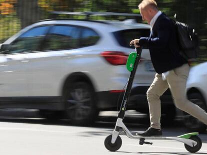 Un usuario de patinete eléctrico en Madrid.