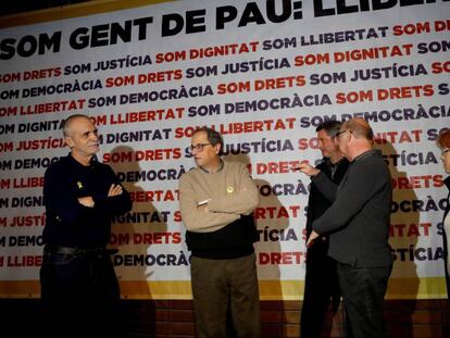 El presidente de la Generalitat, Quim Torra, segundo por la izquierda, este domingo en Barcelona. En vídeo, declaraciones de Inés Arrimadas y Jose Luis Ábalos. (Vídeo: ATLAS)