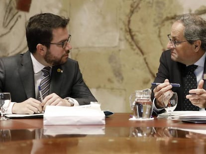 Quim Torra (derecha), junto a su vicepresidente, Pere Aragonés, durante la reunión semanal del Govern. En vídeo, declaraciones de Elsa Artadi, portavoz del Govern.