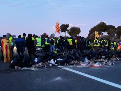 Los autodenominados Comités en Defensa de la República (CDR) cortan la AP-7, en Tarragona, en una foto de archivo. En vídeo, la portavoz del Govern Elsa Artadi defiende la actuación de los Mossos d'Esquadra.