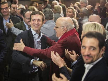 Pablo Casado, felicitado por militantes del PP este domingo en Barcelona.