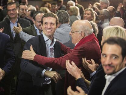 Pablo Casado, felicitado por militantes del PP este domingo en Barcelona.