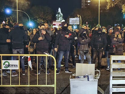 Protesta de los Mossos junto al Departamento de Interior. En vídeo, 200 agentes de los Mossos se concentran frente a la Consellería del Interior.