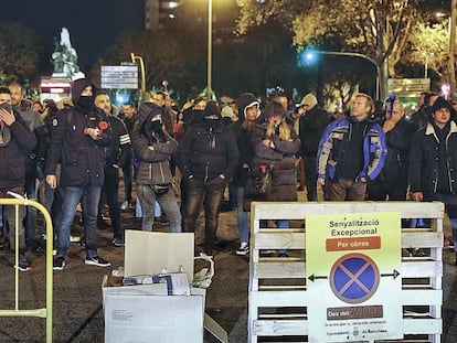 Protesta de los Mossos junto al Departamento de Interior. En vídeo, 200 agentes de los Mossos se concentran frente a la Consellería del Interior.