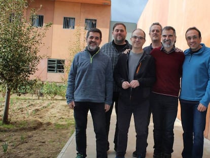 De izquierda a derecha: Jordi Sànchez, Oriol Junqueras, Jordi Turull, Joaquim Forn, Jordi Cuixart, Josep Rull y Raül Romeva. En vídeo, Torra pide a los presos que dejen la huelga de hambre.
