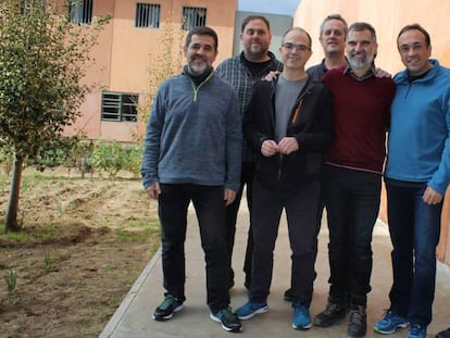 De izquierda a derecha: Jordi Sànchez, Oriol Junqueras, Jordi Turull, Joaquim Forn, Jordi Cuixart, Josep Rull y Raül Romeva. En vídeo, los líderes independentistas presos ya están en el Hospital de Terrassa.
