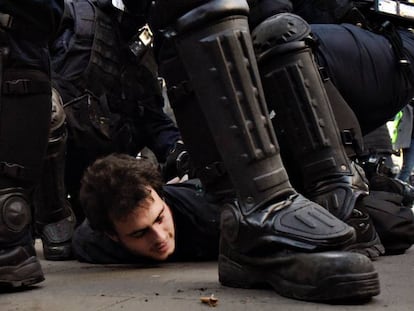 Un manifestante es detenido por agentes de los Mossos. En el vídeo, los puntos más conflictivos donde los CDR han intentado saltarse el cordón de seguridad del Consejo.