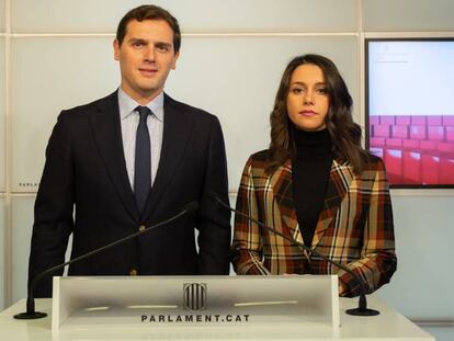 Albert Rivera e Inés Arrimadas, este mediodía, en el Parlament.