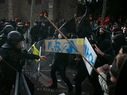 Enfrentamientos entre 'mossos' y miembros de los CDR en Drassanes. En vídeo, pelea entre miembros de los CDR por un contenedor.