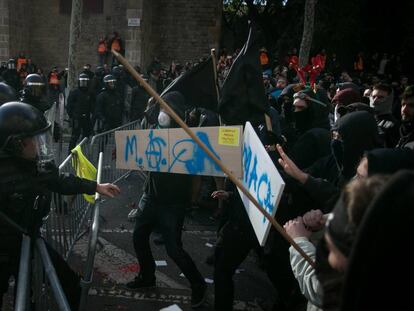 Enfrentamientos entre 'mossos' y miembros de los CDR en Drassanes. En vídeo, pelea entre miembros de los CDR por un contenedor.