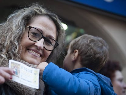 Guadalupe Padilla muestra el décimo premiado con el segundo premio.