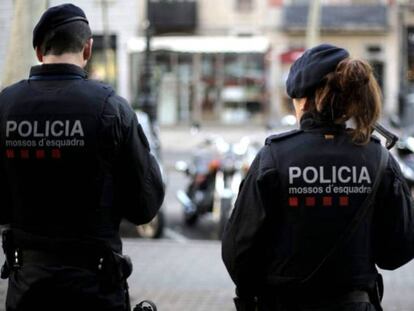 Dos mossos d'Esquadra este lunes en Las Ramblas de Barcelona.