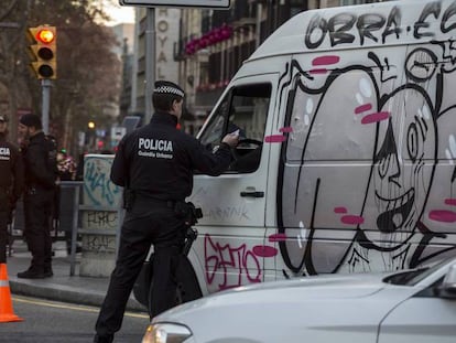 Control de acceso a La Rambla tras la alerta antiterrorista. En vídeo, alerta terrorista en Barcelona.