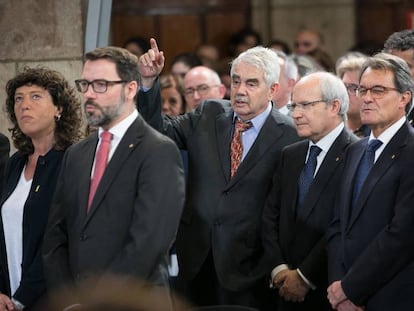 En el centro, de izquierda a derecha, los expresidentes de la Generalitat Pasaqual Maragall, José Montilla y Artur Mas. En vídeo, la portavoz del Govern, Elsa Artadi, explica el motivo de la ampliación de prerrogativas a los expresidentes de la Generalitat.