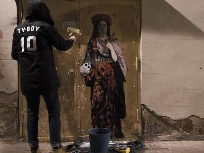 El artista TVBoy pinta un mural de la cantante Rosalía.