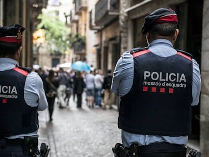 Una patrulla de Mossos d'Esquadra, en Girona. En el vídeo, declaraciones de vecinos de la asesinada.