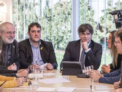 FOTO: Carles Puigdemont junto al presidente del PDeCAT, David Bonheví, en la denominada Casa de la República de Waterloo, este lunes. / VÍDEO Declaraciones de Puigdemont, este lunes, sobre los Presupuestos.
