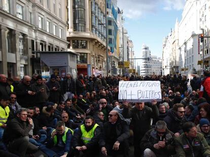 Sentada de taxistas este lunes en la Gran Vía de Madrid. En vídeo, los taxistas amenazan con bloquear la frontera con Francia.