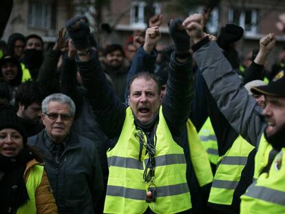 Concentración de taxistas frente a la 'consellería' de Territorio. En vídeo, Uber y Cabify abandonarán Barcelona cuando la Generalitat apruebe el decreto-ley.