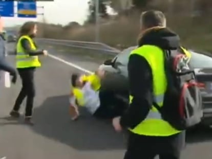 Los trabajadores del Samur atienden al taxista herido en la A-2, durante la huelga en Madrid. En vídeo, el incidente.