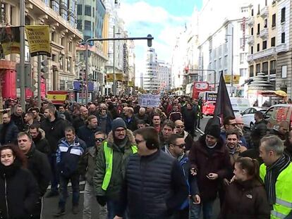 Taxistas marchan por la Gran Vía de Madrid. En vídeo, declaraciones del presidente de la Comunidad de Madrid, Ángel Garrido, sobre el conflicto del taxi y las VTC.